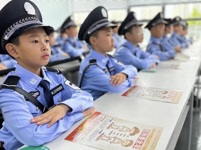 四川资中县成立少年警校 12门精品课程让学员沉浸式学习课外知识(图1)