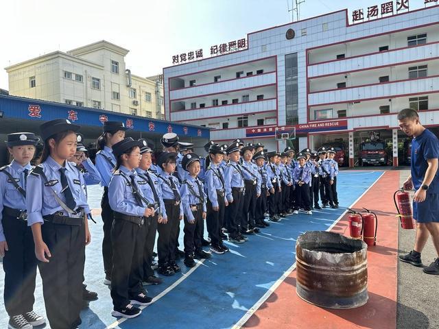 四川资中县成立少年警校 12门精品课程让学员沉浸式学习课外知识(图2)