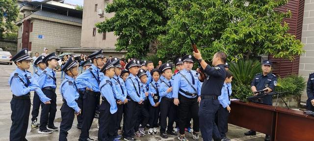 四川资中县成立少年警校 12门精品课程让学员沉浸式学习课外知识(图3)