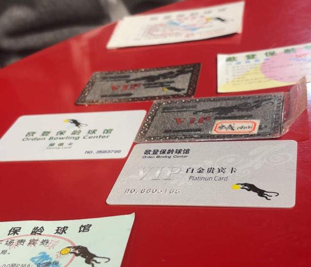 从瑞典、澳洲飞回来再打一球欧登保龄球馆最后一夜：23点仍座无虚席(图4)