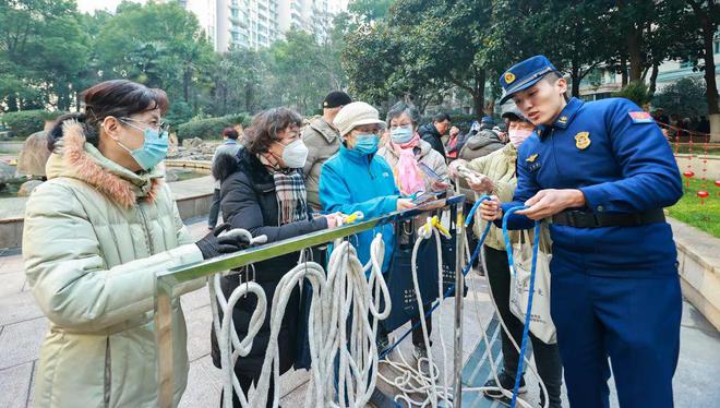 迎新送福平安到家 本市广泛开展消防安全知识宣传进社区主题日活动(图3)