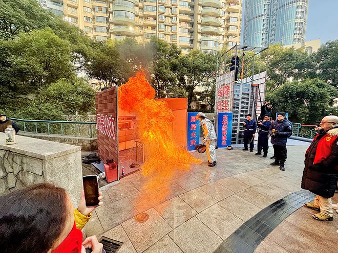 水能泼在起火油锅上吗？消防员在小区讲解灭火知识居民说“受教了”(图1)