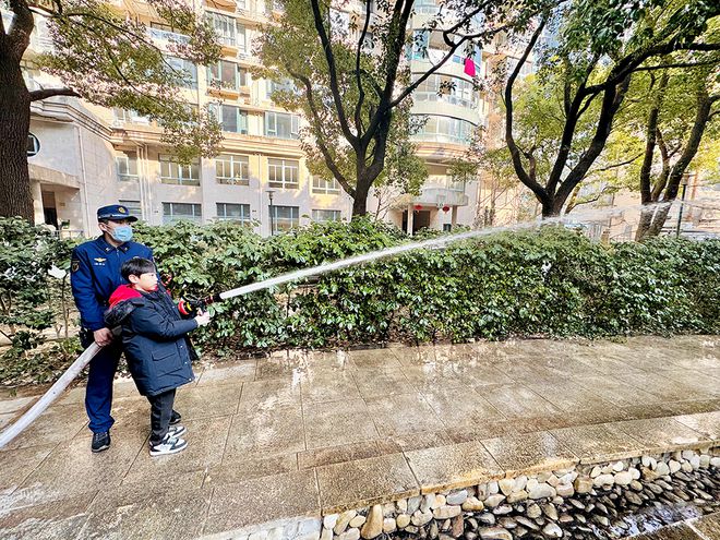 水能泼在起火油锅上吗？消防员在小区讲解灭火知识居民说“受教了”(图2)