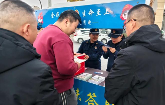 边学边玩还能抱礼物！六安开发区消防夜市太会玩了