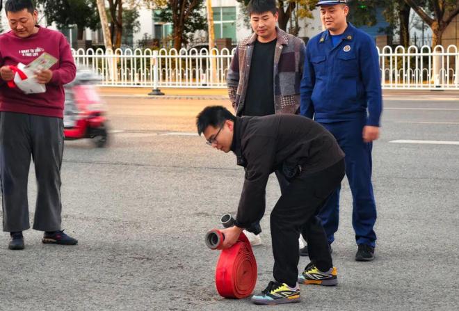 边学边玩还能抱礼物!六安开发区消防夜市太会玩了(图3)
